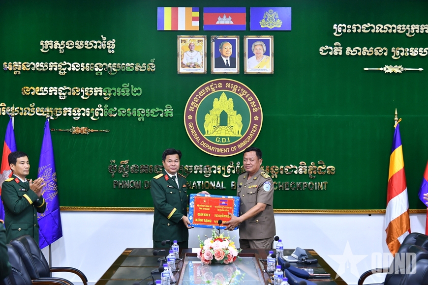 An Giang Provincial Military Command extends Chol Chnam Thmay greetings to Cambodian units
